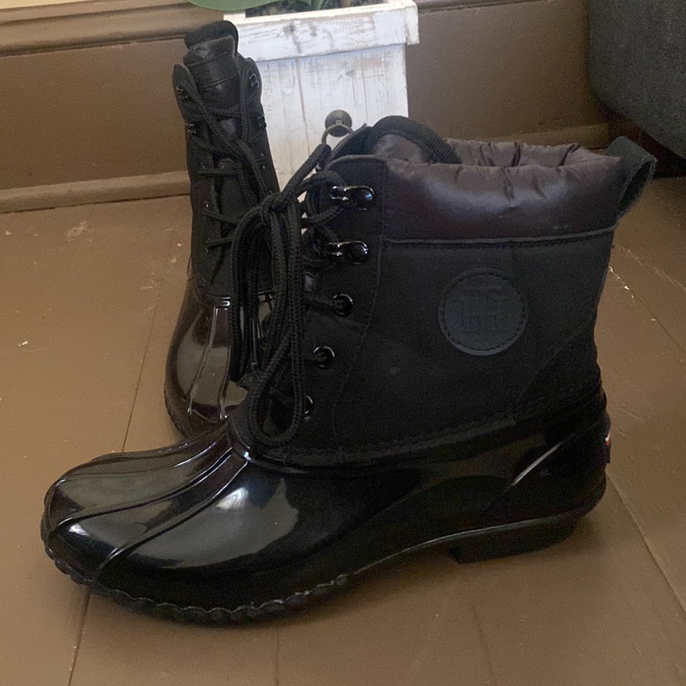 Hilfiger Boot Like New - image 3